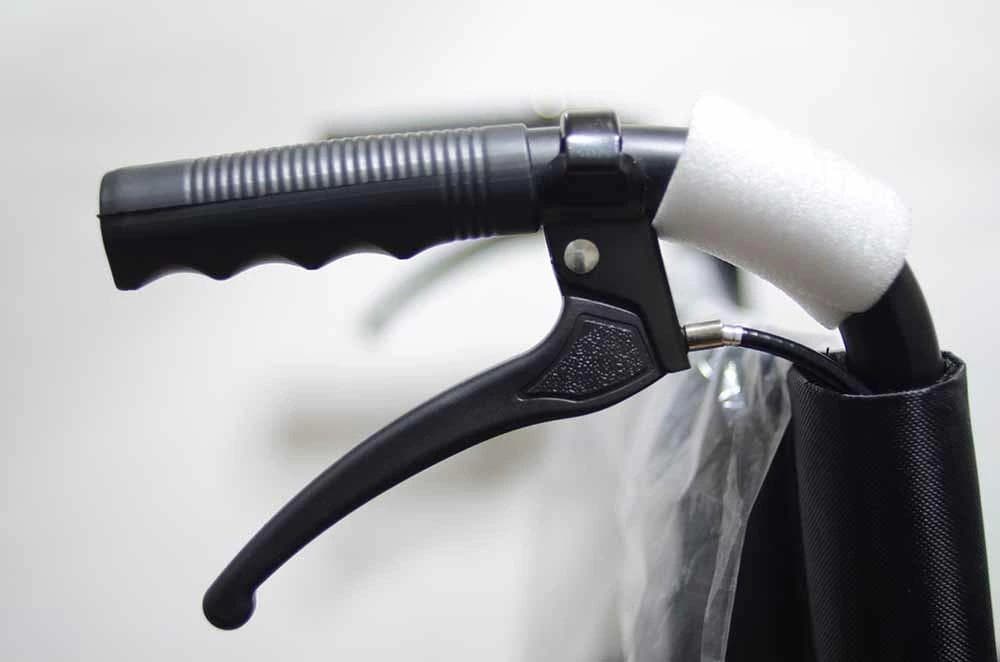 新入荷！超軽量 コンパクト介助用車椅子 折り畳み式 黒 KG05