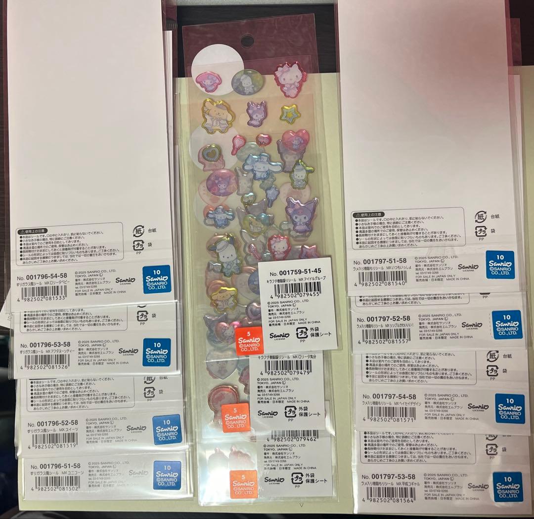 【正規品】サンリオシール11枚セット　すりガラス風・ラメ入り・キラフチ樹脂もり