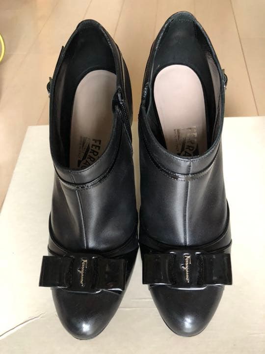 フェラガモ ブーティ ブラック