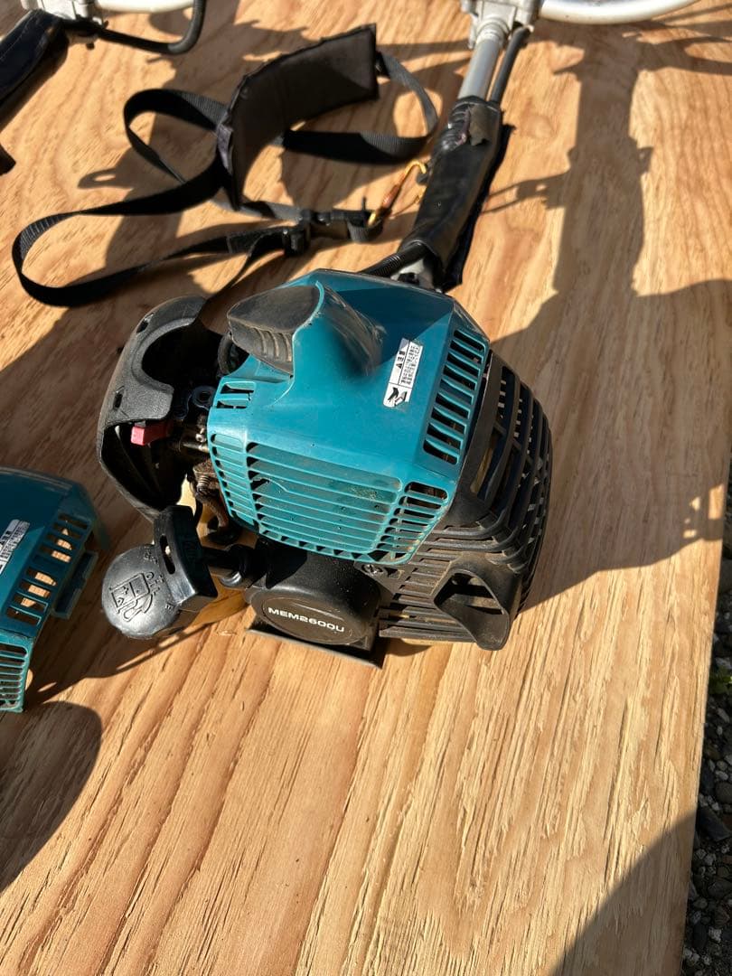 ［引き取り限定］ジャンクMakita 草刈り刃付き2台［MEM2600U］