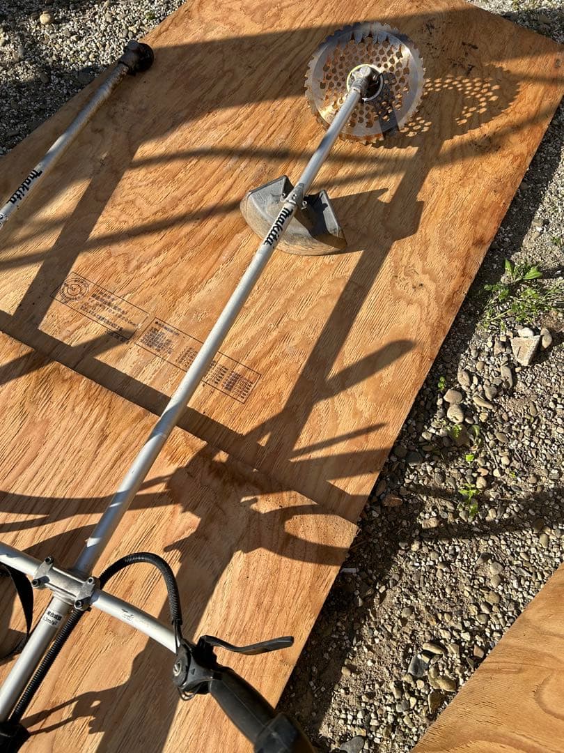 ［引き取り限定］ジャンクMakita 草刈り刃付き2台［MEM2600U］