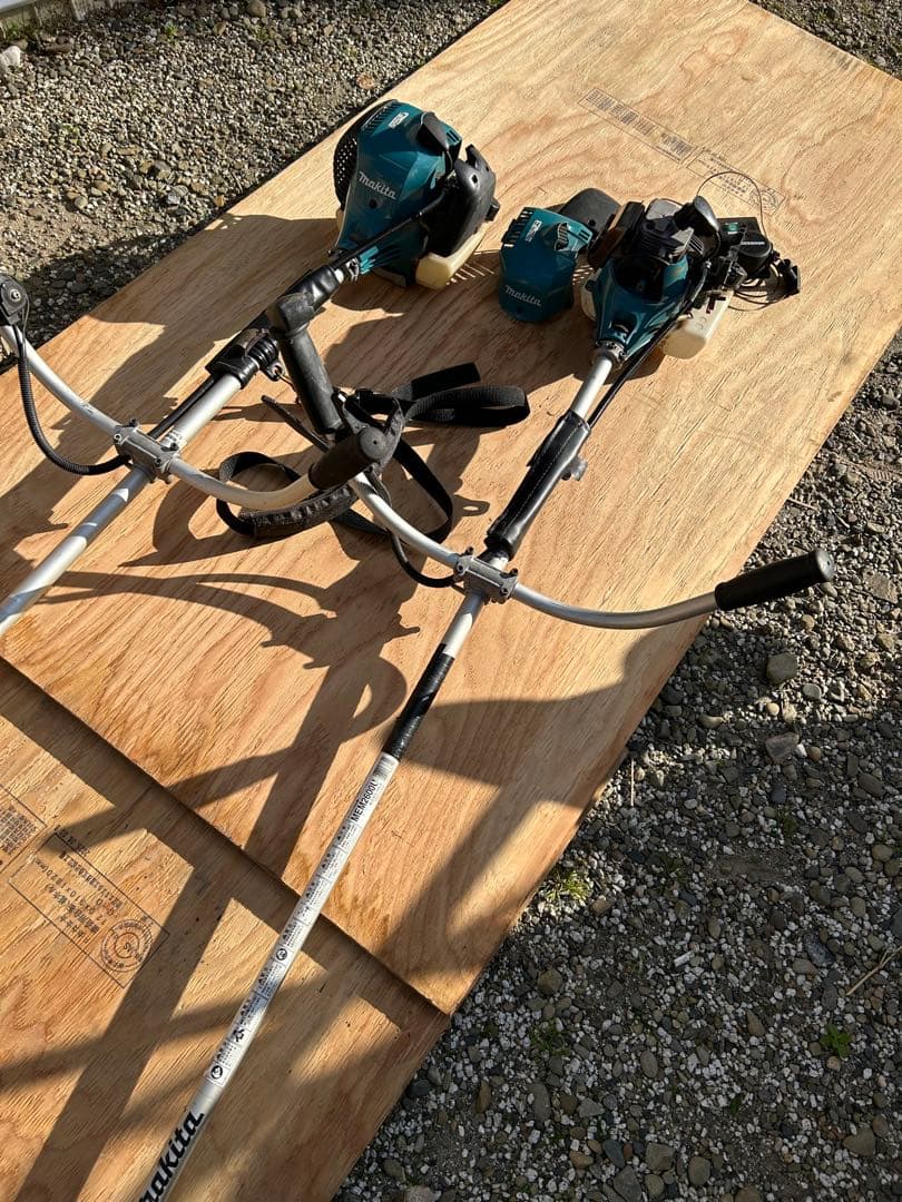 ［引き取り限定］ジャンクMakita 草刈り刃付き2台［MEM2600U］