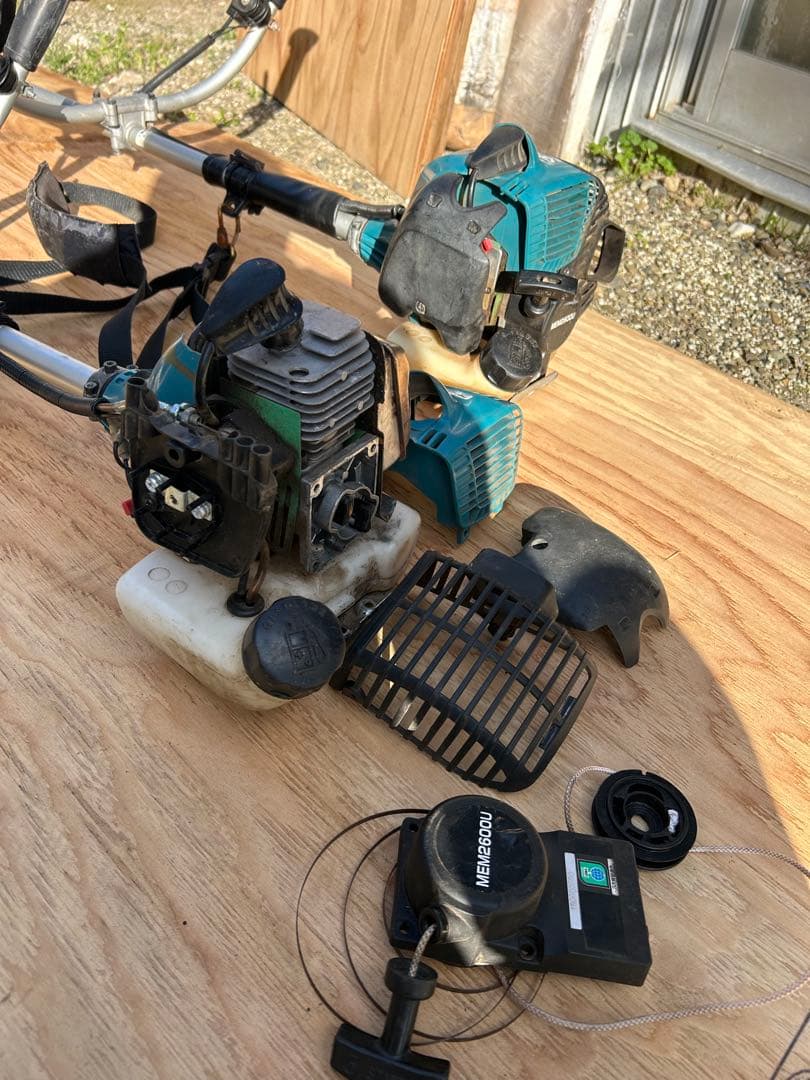 ［引き取り限定］ジャンクMakita 草刈り刃付き2台［MEM2600U］