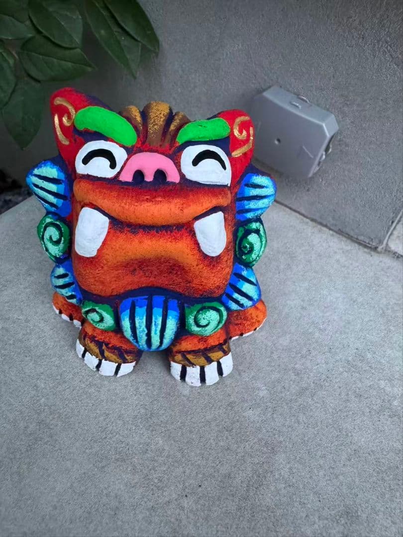 カラフルな獅子の形の装飾品