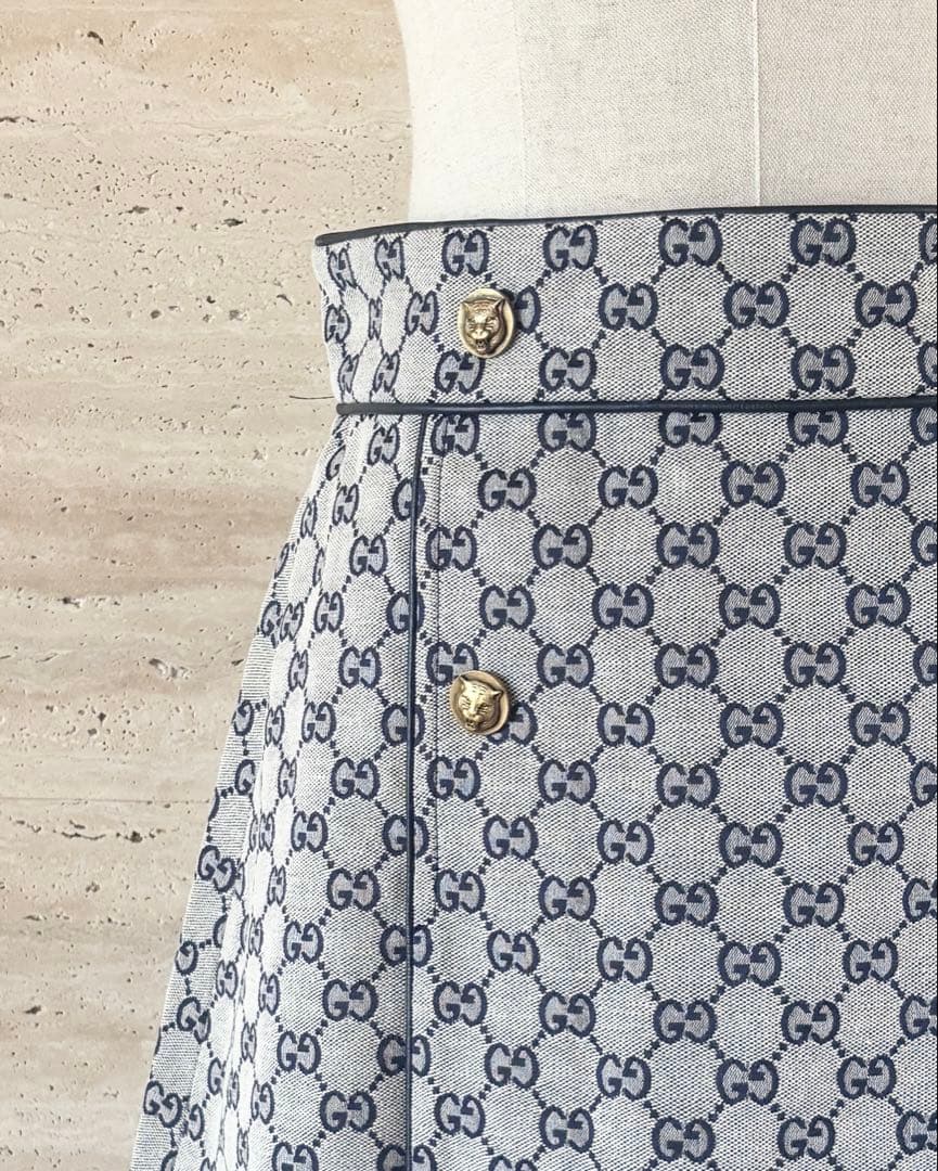 【GUCCI】美品！GG柄 スカート 40サイズ　タイガーボタン　総柄