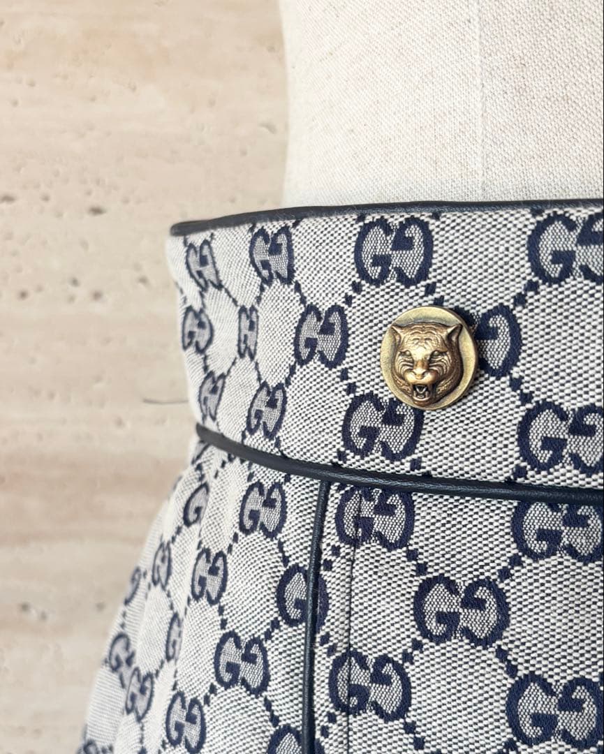 【GUCCI】美品！GG柄 スカート 40サイズ　タイガーボタン　総柄