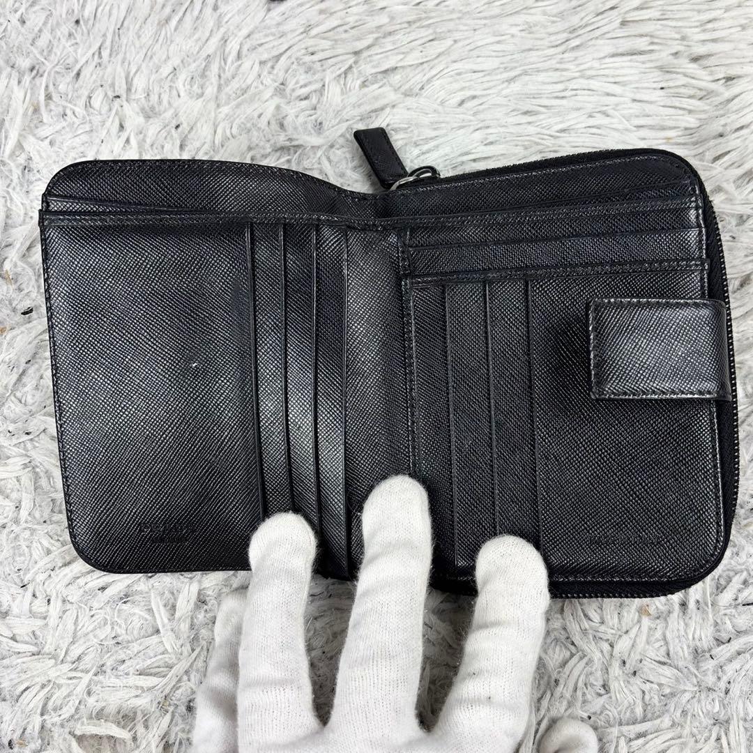 極美品 PRADA レザー 折り財布 三角プレート ラウンドファスナー ホック