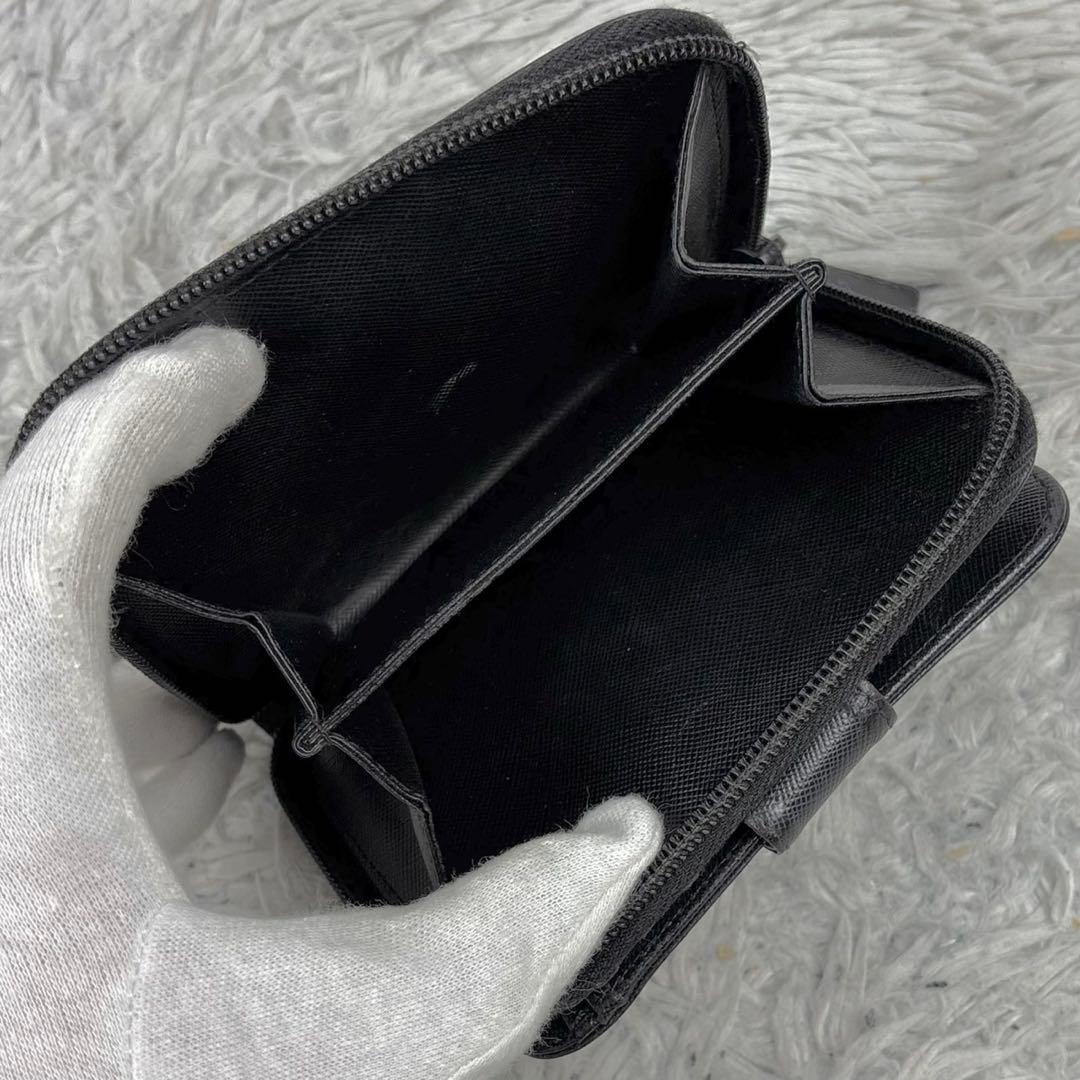 極美品 PRADA レザー 折り財布 三角プレート ラウンドファスナー ホック