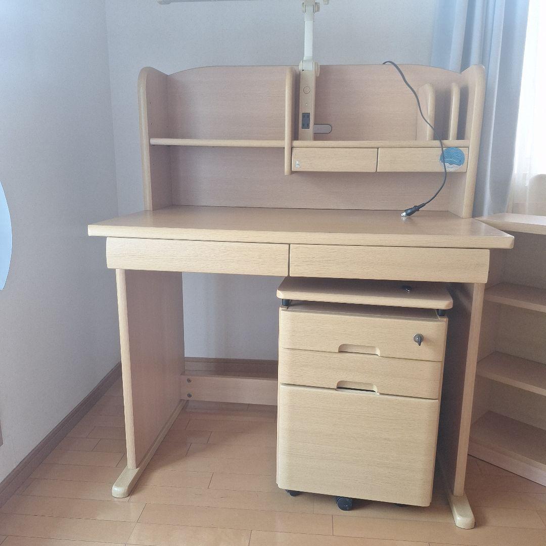 ナチュラルデザインの学習机 　　　　椅子なし