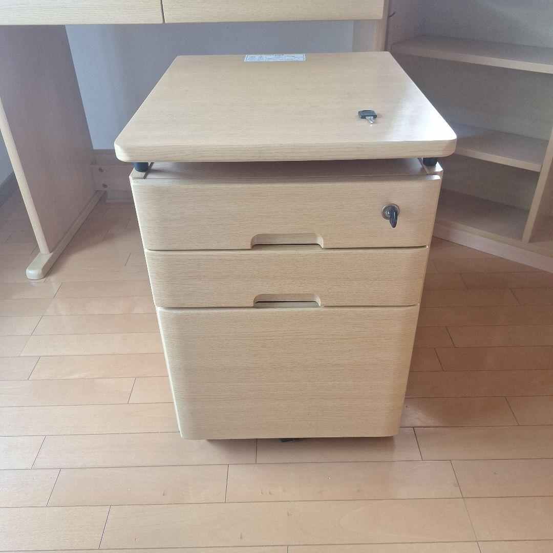 ナチュラルデザインの学習机 　　　　椅子なし