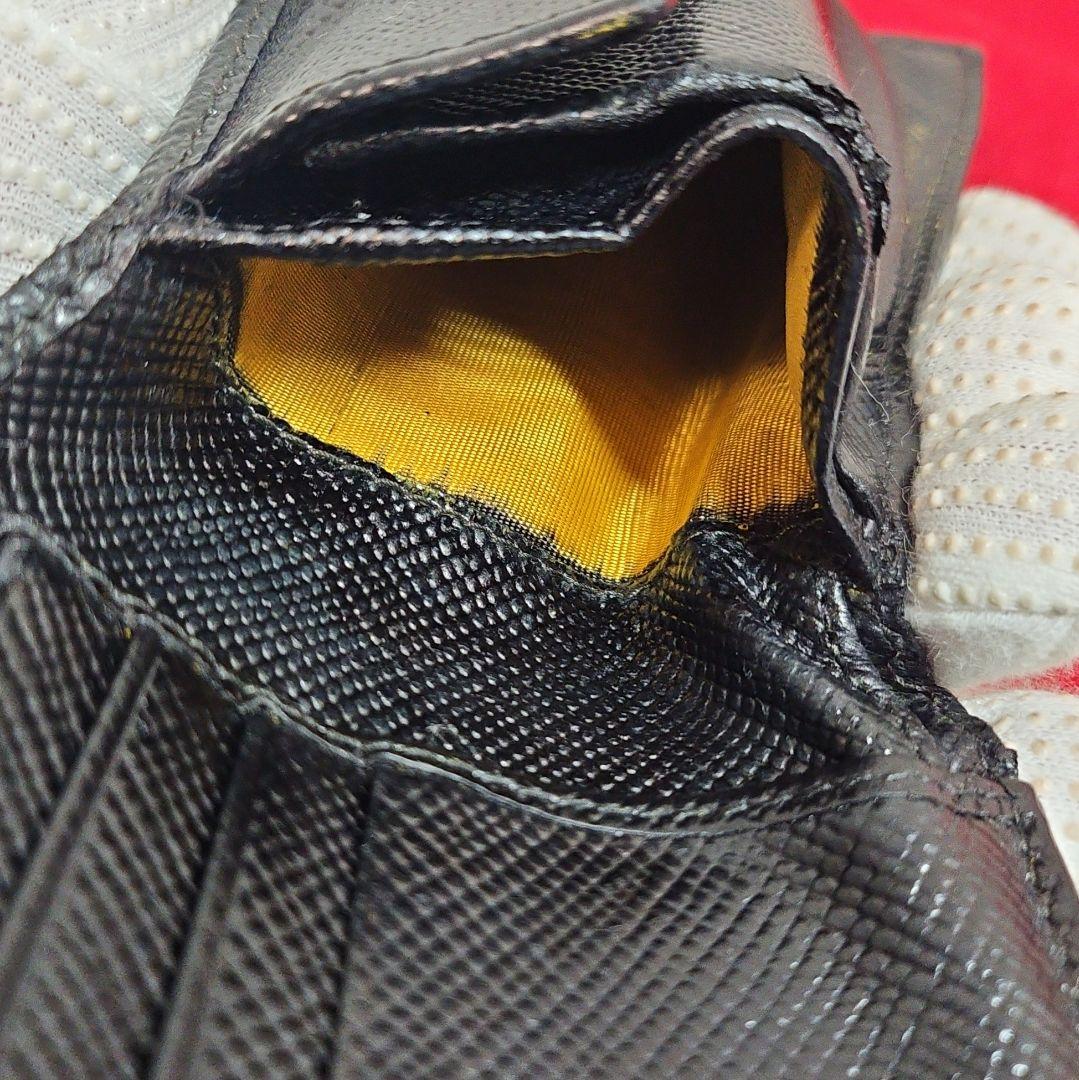 PRADA プラダ 折り財布 三角プレート ロゴ金具 サフィアーノレザー 黒