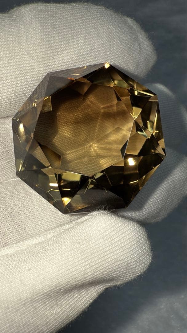 ブラジル産スモーキー宝石カット オクタゴナルモディファイドブリリアント 立体置物