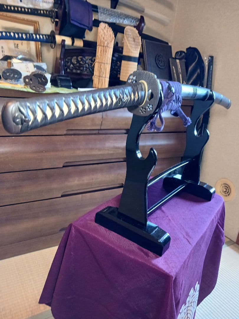 れお、模造刀真剣拵え 鞘.黒呂離れ千段、本朴木鮫牛革巻き、鉄鍔.鉄縁頭