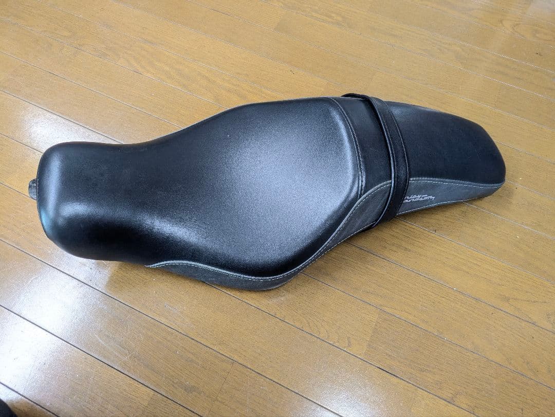 ハーレー純正　バッドランダーカスタムシート　52000211　スポーツスター