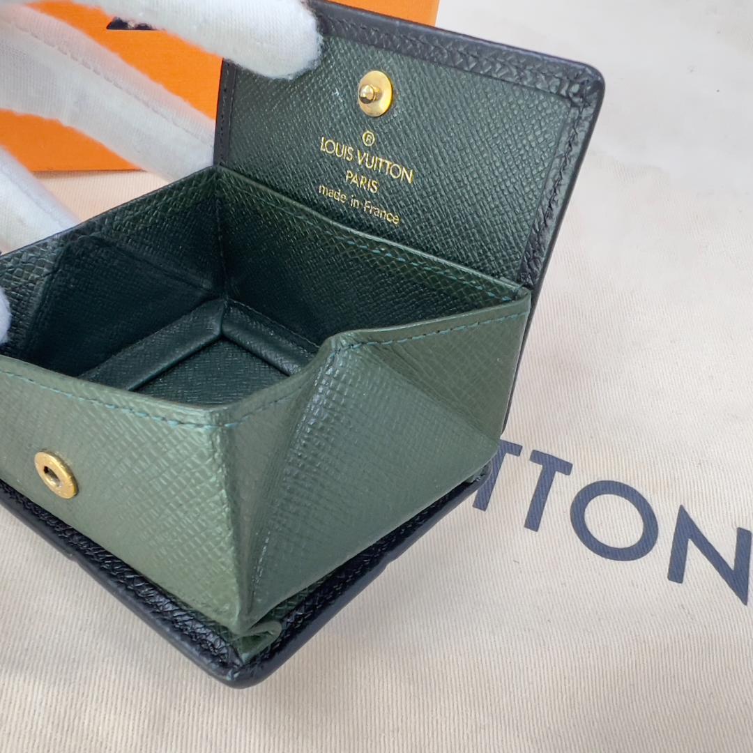 美品　ルイヴィトンの上質レザー使用 4069 シンプル高級感あふれるケース