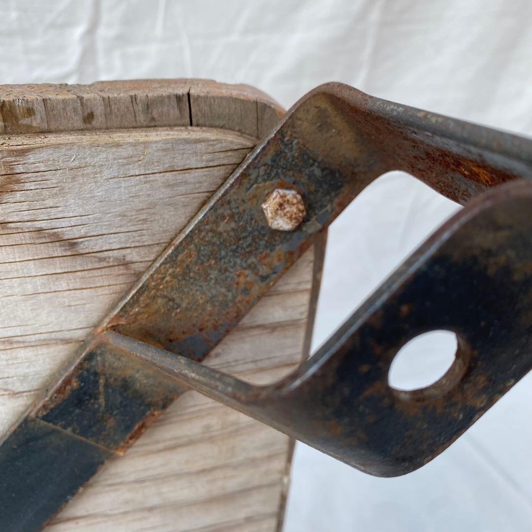 平らな鉄脚と円形の背もたれをもつ古い椅子 アンティーク ディスプレイ 店舗什器