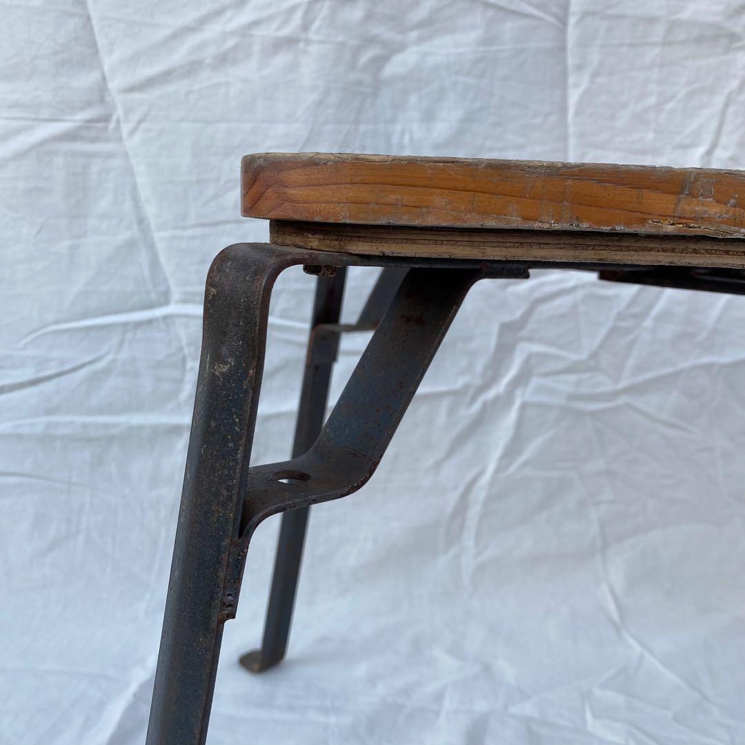 平らな鉄脚と円形の背もたれをもつ古い椅子 アンティーク ディスプレイ 店舗什器