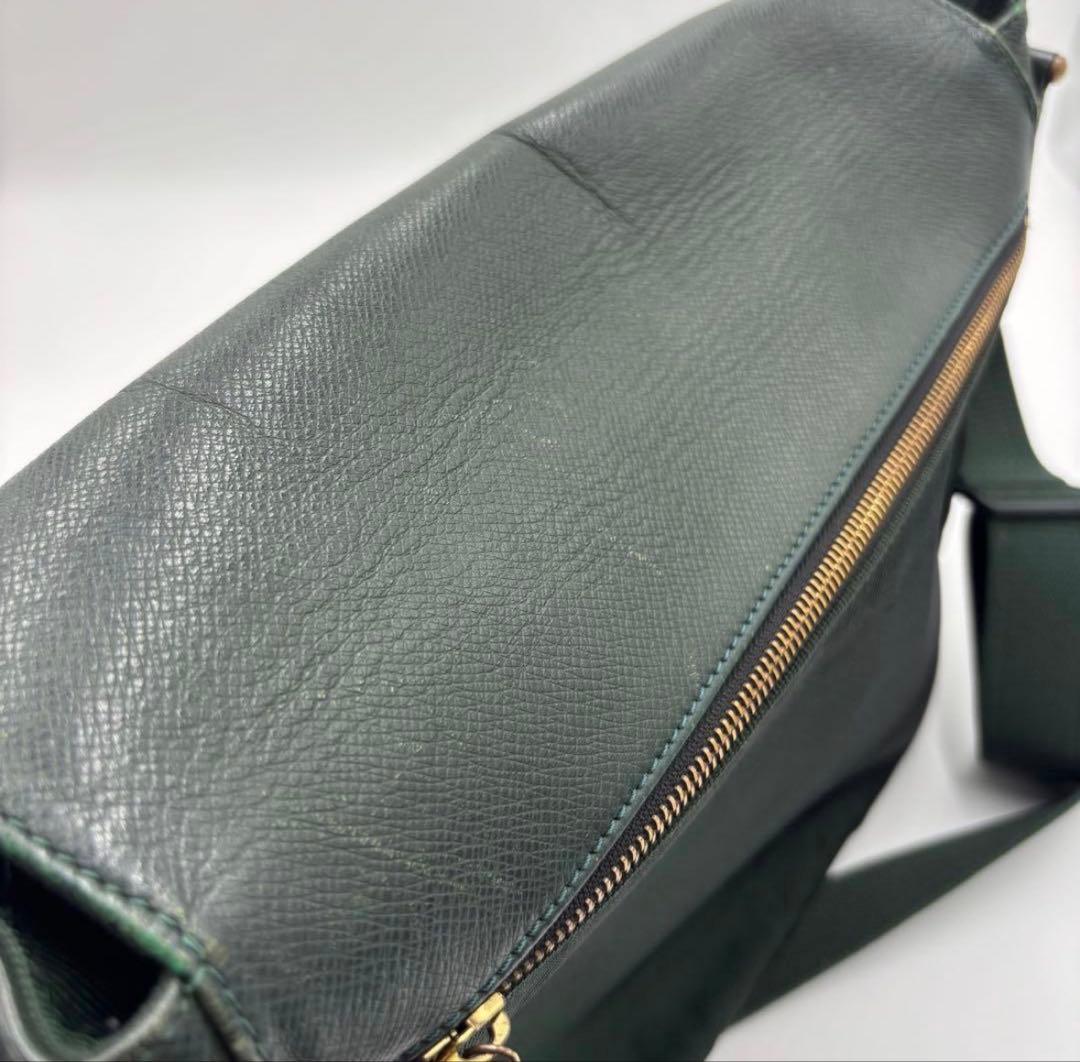 ルイヴィトン タイガ ヴィクトール レザーショルダーバッグ M30144グリーン