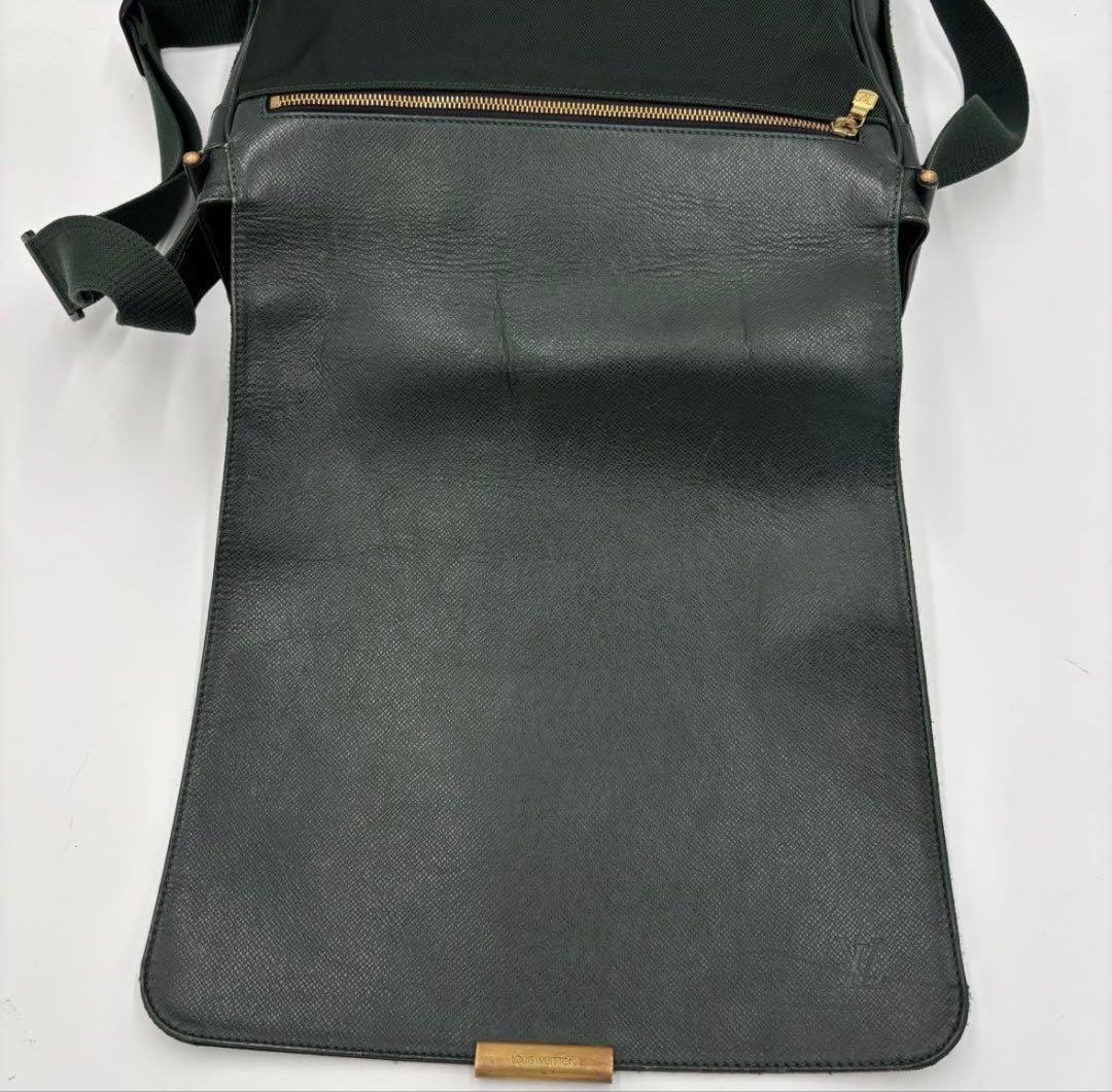 ルイヴィトン タイガ ヴィクトール レザーショルダーバッグ M30144グリーン