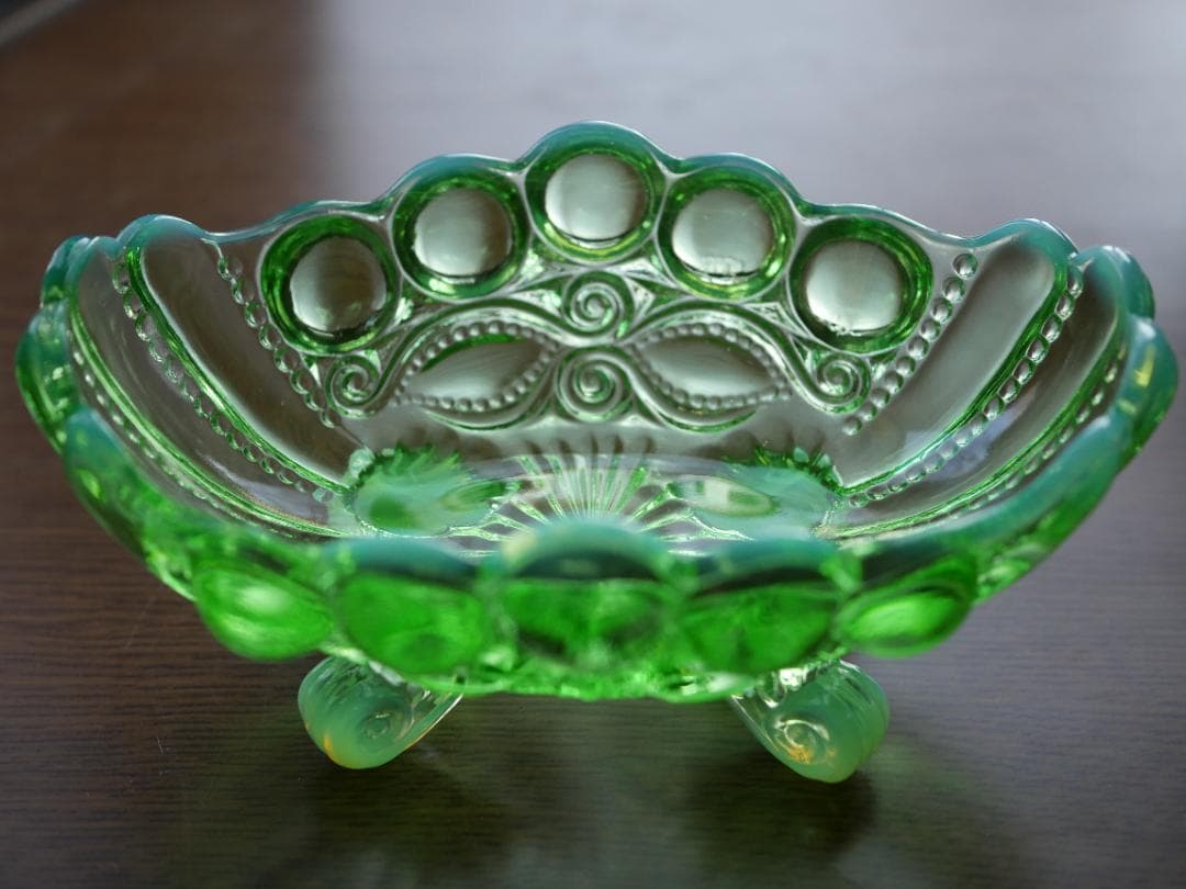 極小剥がれ有り・モッサーグラス グリーンオパールセント 脚付きディッシュ