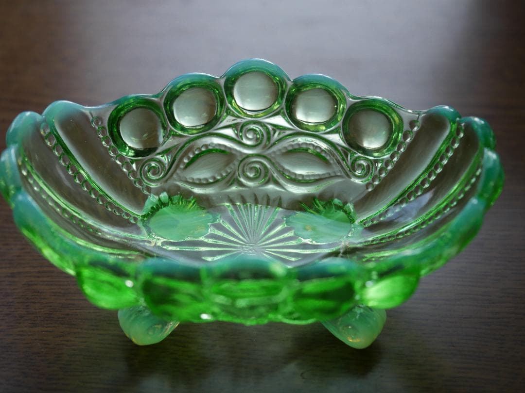 極小剥がれ有り・モッサーグラス グリーンオパールセント 脚付きディッシュ