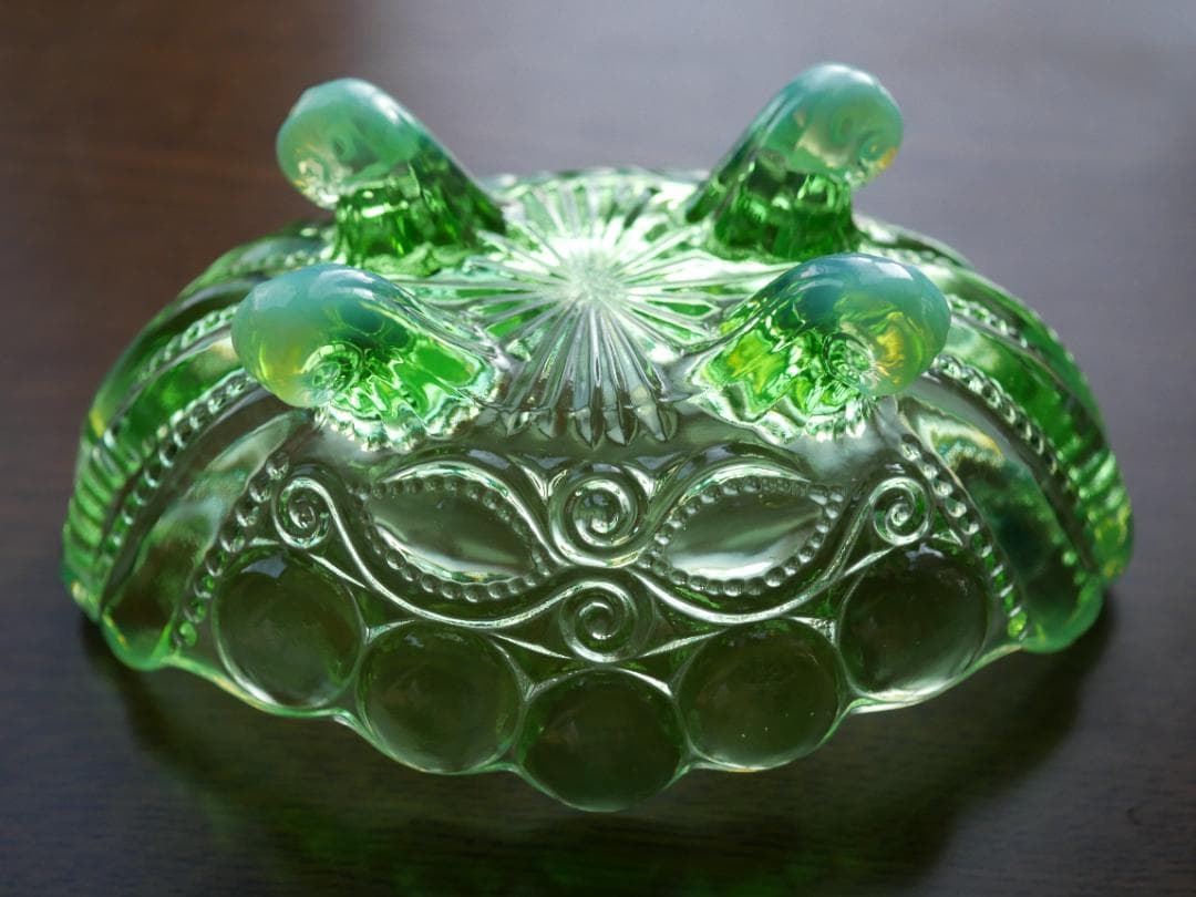 極小剥がれ有り・モッサーグラス グリーンオパールセント 脚付きディッシュ