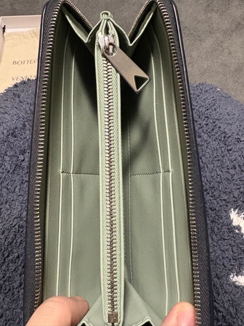 ボッテガヴェネタ　イントレチャート　ジップアラウンドウォレット　レザー