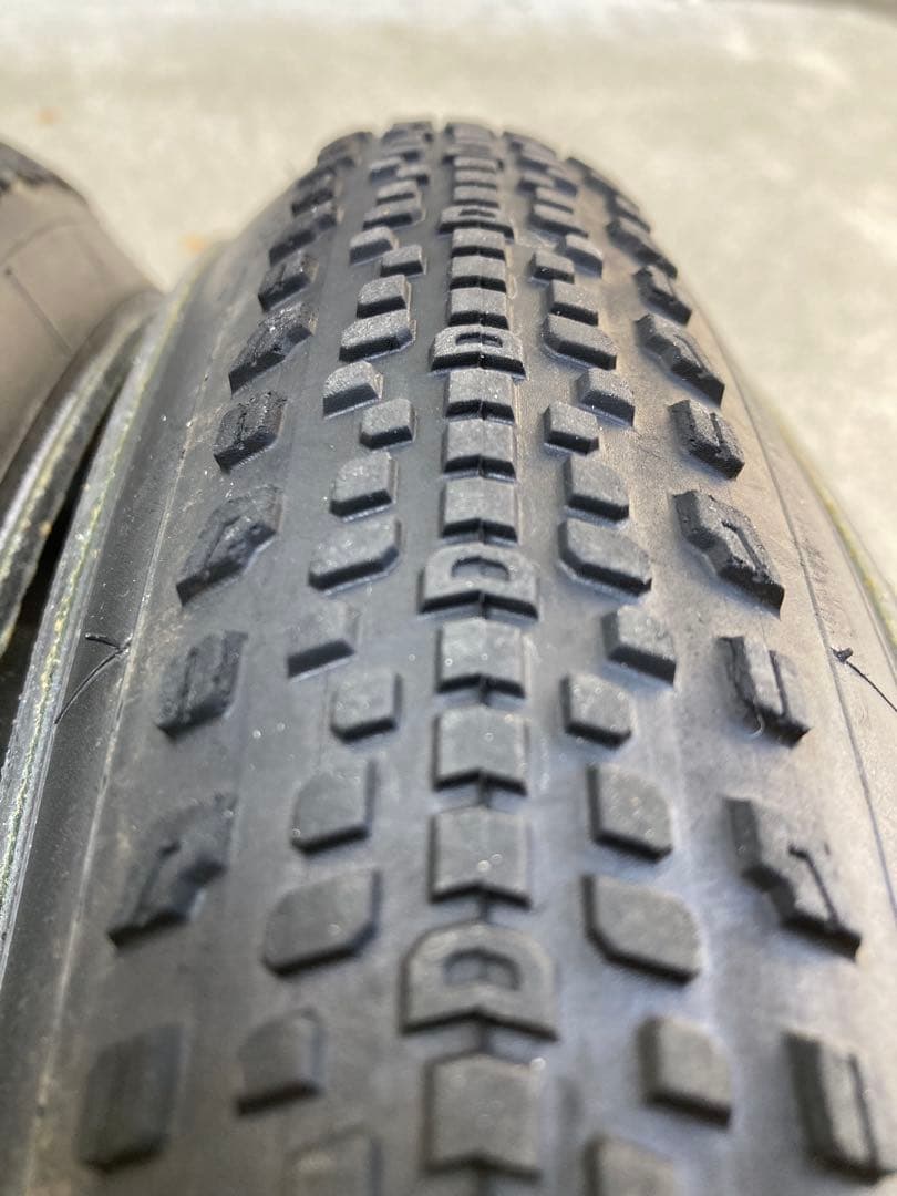 BETASSO RSL 700x42C チューブレスタイヤ　2本　ボントレガー