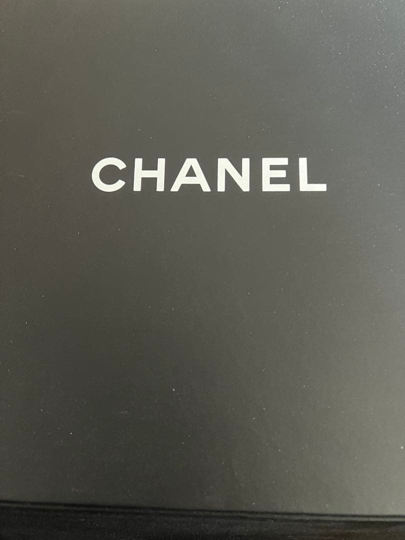 シャネル 黒 エンボスキャップ
