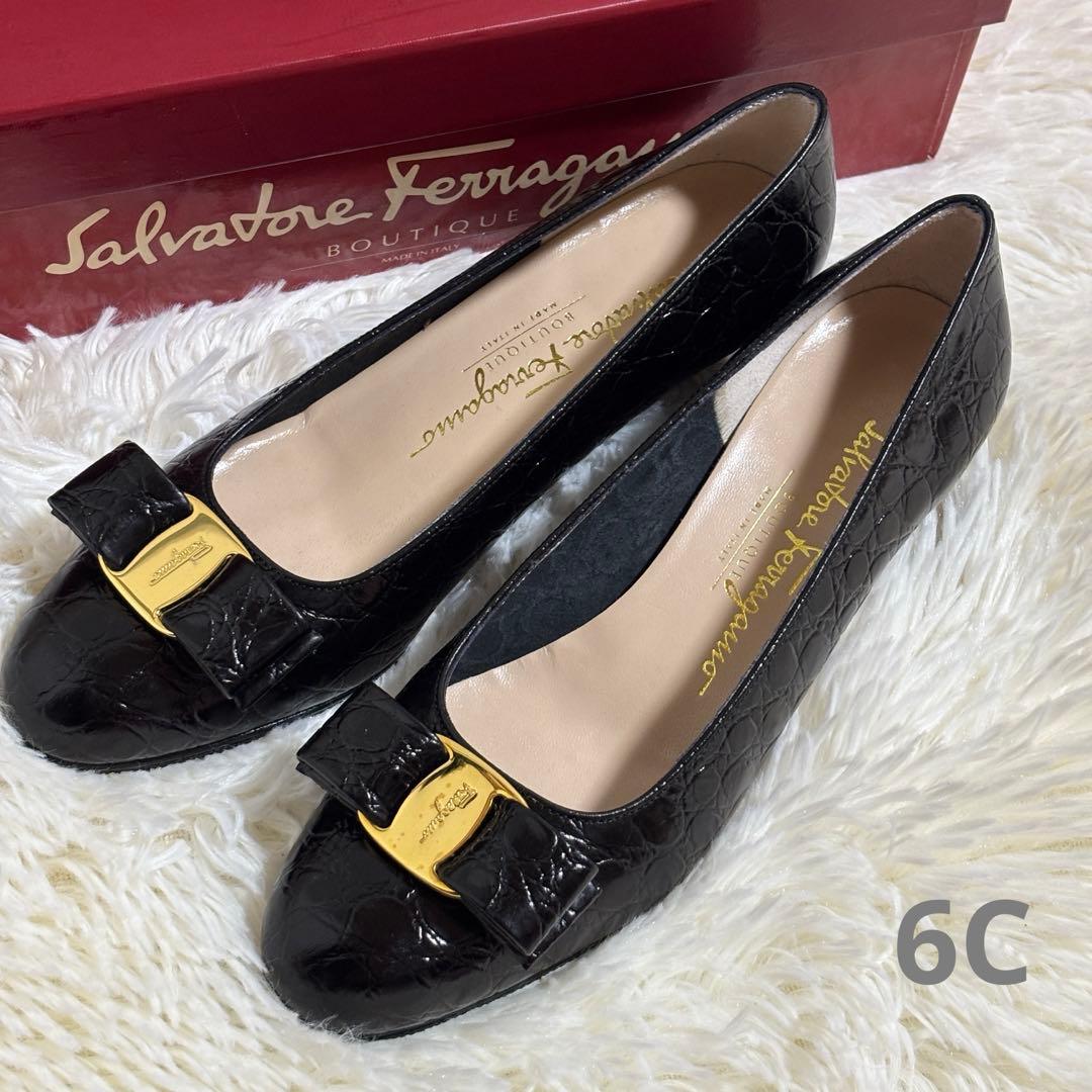 【美品】フェラガモ パンプス　ヴァラ　リボン　型押し　黒　6C