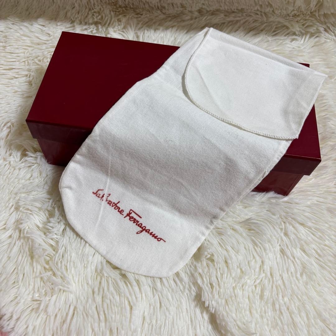 【美品】フェラガモ パンプス　ヴァラ　リボン　型押し　黒　6C