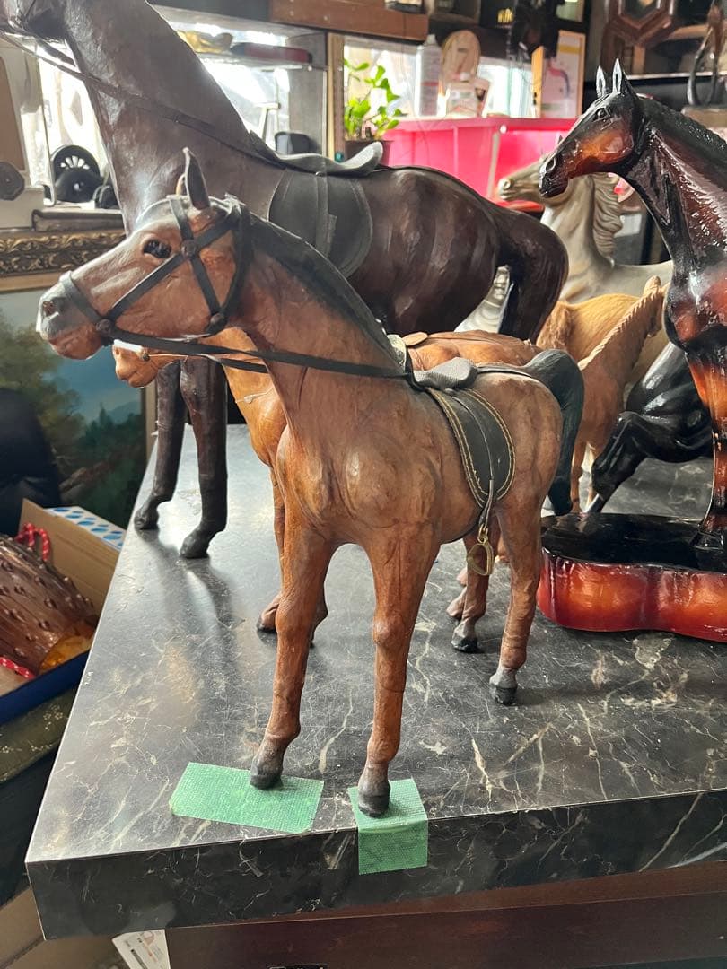 レザーホース、 革製の馬の置き物 馬の置き物、 鞍付きレザーホース、 馬の置き物