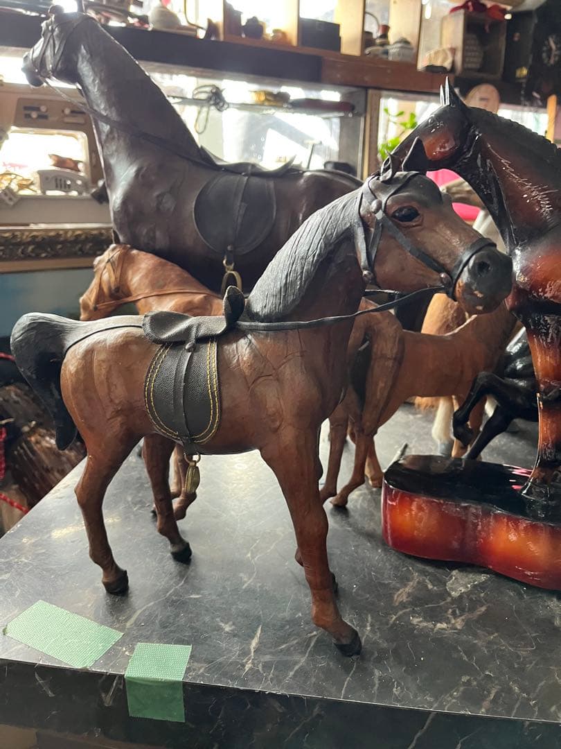 レザーホース、 革製の馬の置き物 馬の置き物、 鞍付きレザーホース、 馬の置き物