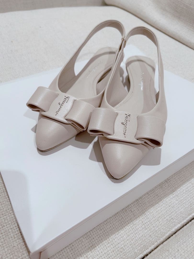 Salvatore Ferragamo ベージュ パンプス