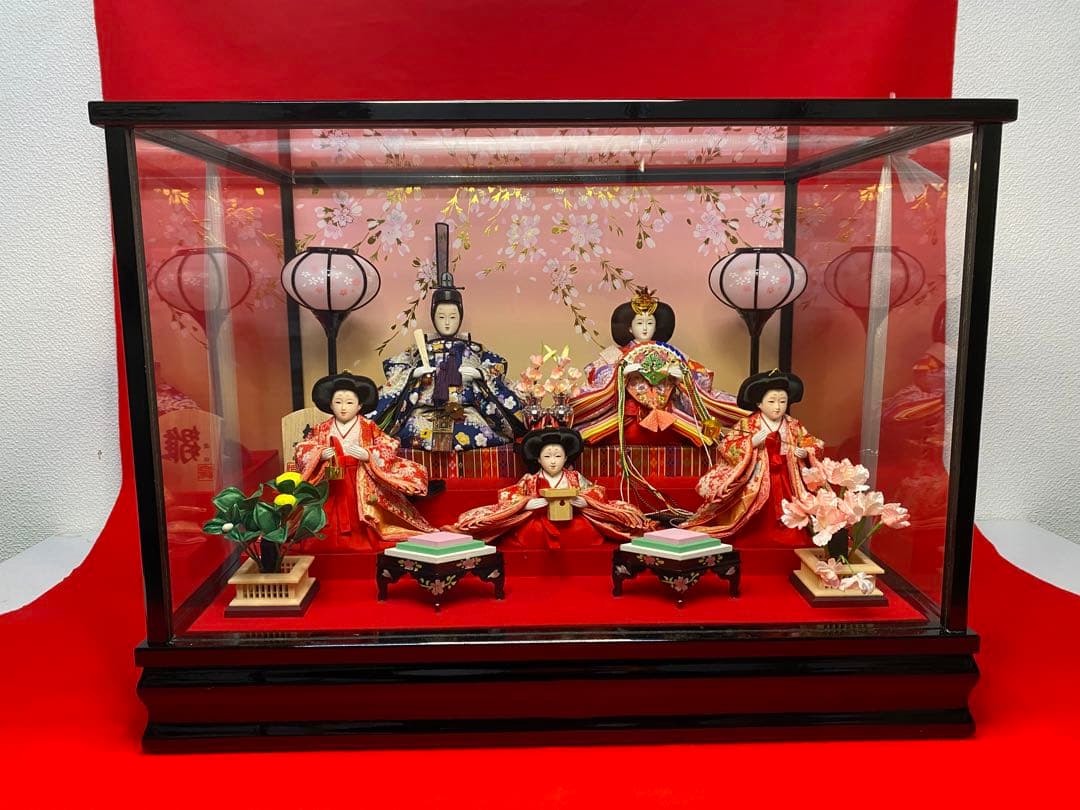 雛人形　親王五人飾りガラスケース入・間口約５４×奥行約３８×高さ約４０㎝
