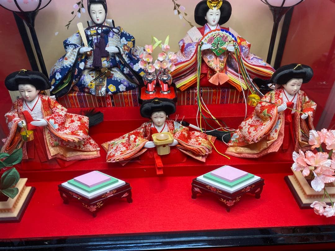 雛人形　親王五人飾りガラスケース入・間口約５４×奥行約３８×高さ約４０㎝