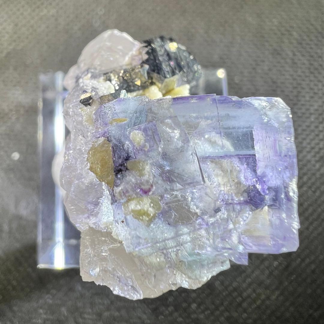 ヤオガンシャン産　パイライト共生　パープルゾーニングフローライト