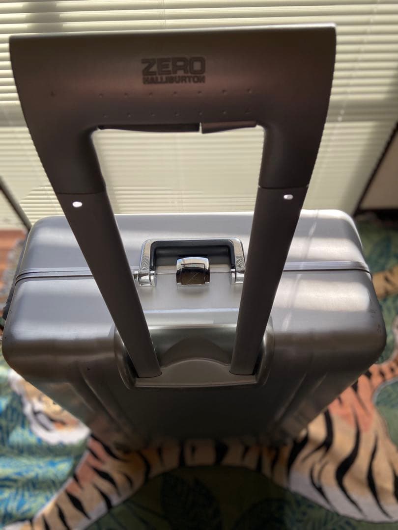 ゼロハリバートンスーツケース2輪