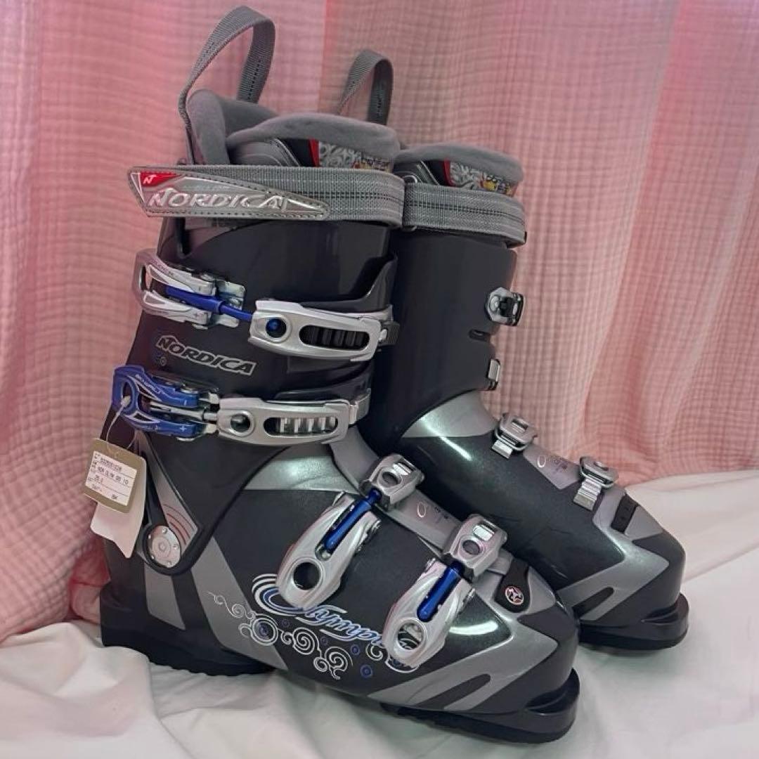 新品Nordica スキー用ブーツ 男女OKグレー/シルバー　タグ付き