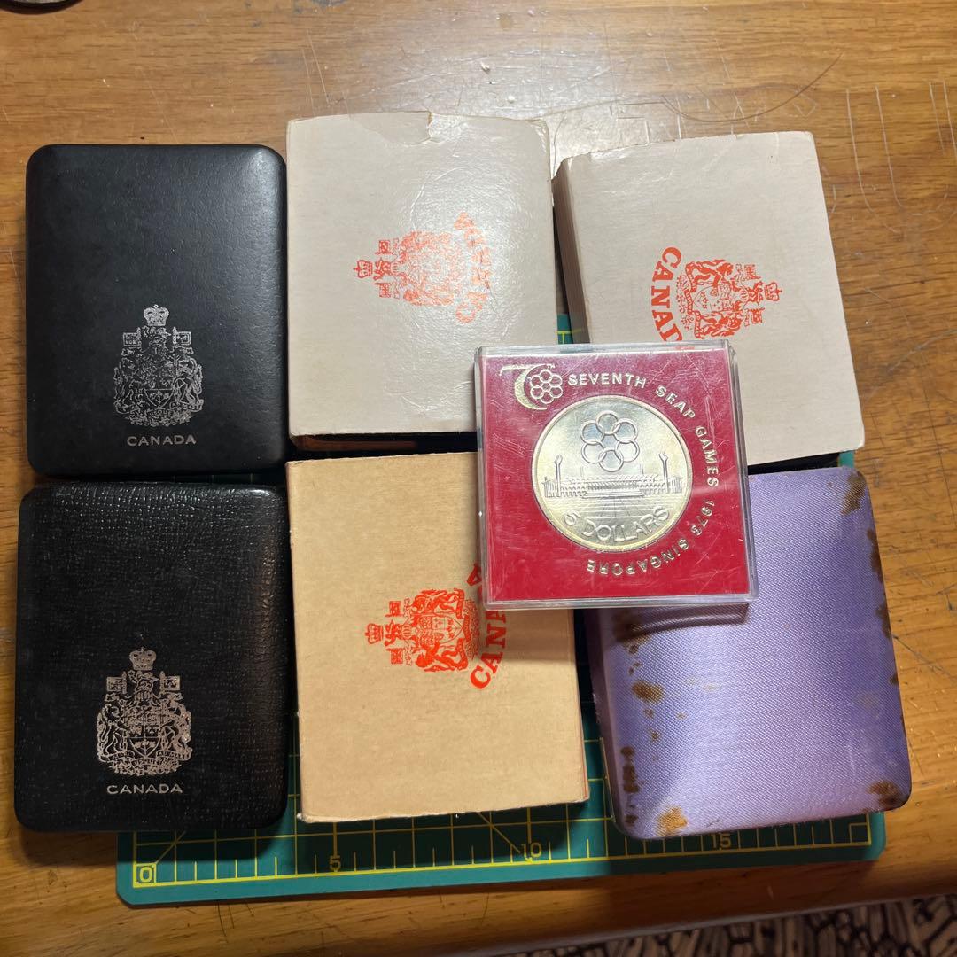 ケース入りの銀貨セット