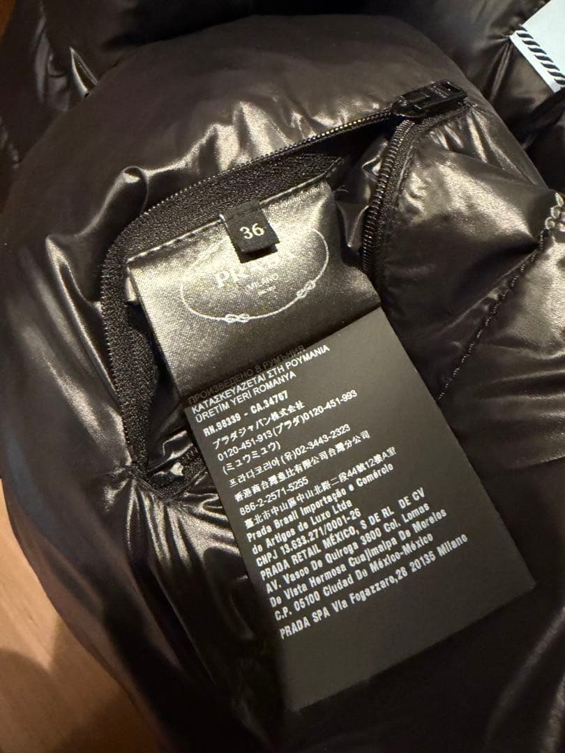 未使用に近い　PRADA クロップドダウンジャケット ブラック