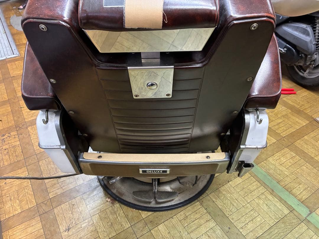 理容椅子　電動リクライニング理容椅子 ブラウン タカラ　８５９　中古