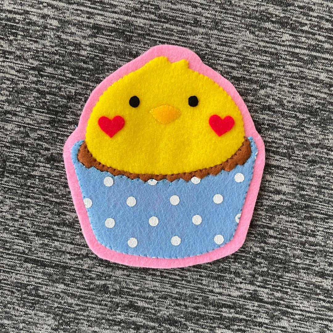 カップケーキひよこ　フェルト名札　ワッペン