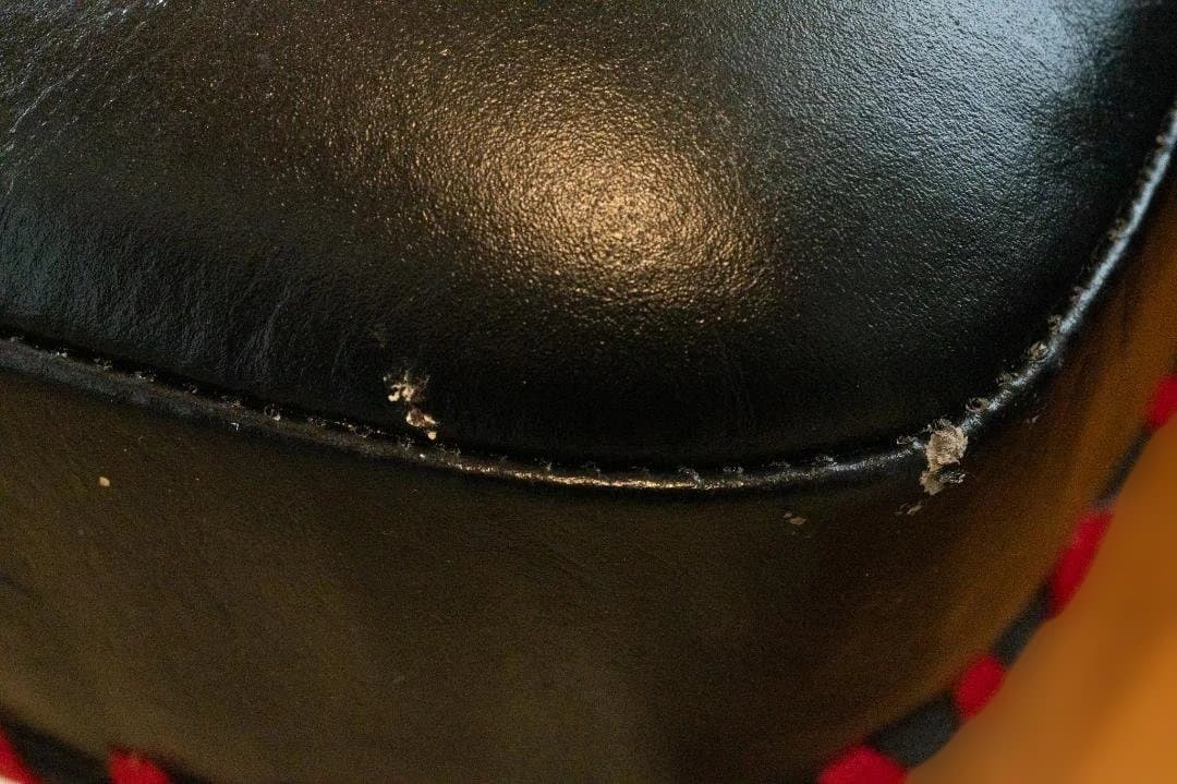 ムエタイ・キックミット 赤/黒 革製