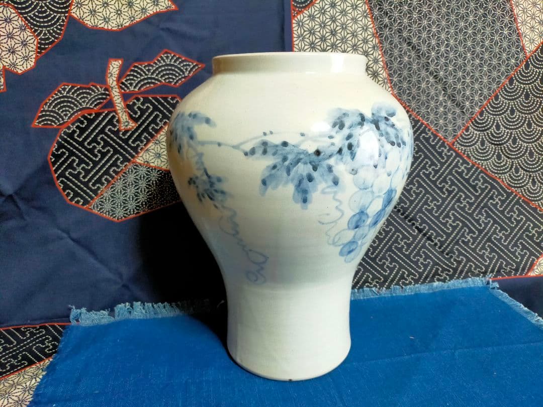 韓国【人間文化財】　池 順鐸作　白磁染付手描き葡萄文花瓶(壷)