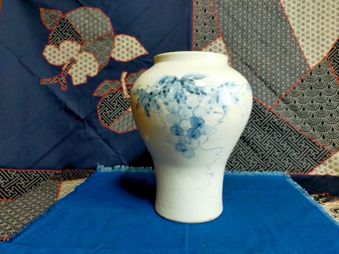 韓国【人間文化財】　池 順鐸作　白磁染付手描き葡萄文花瓶(壷)