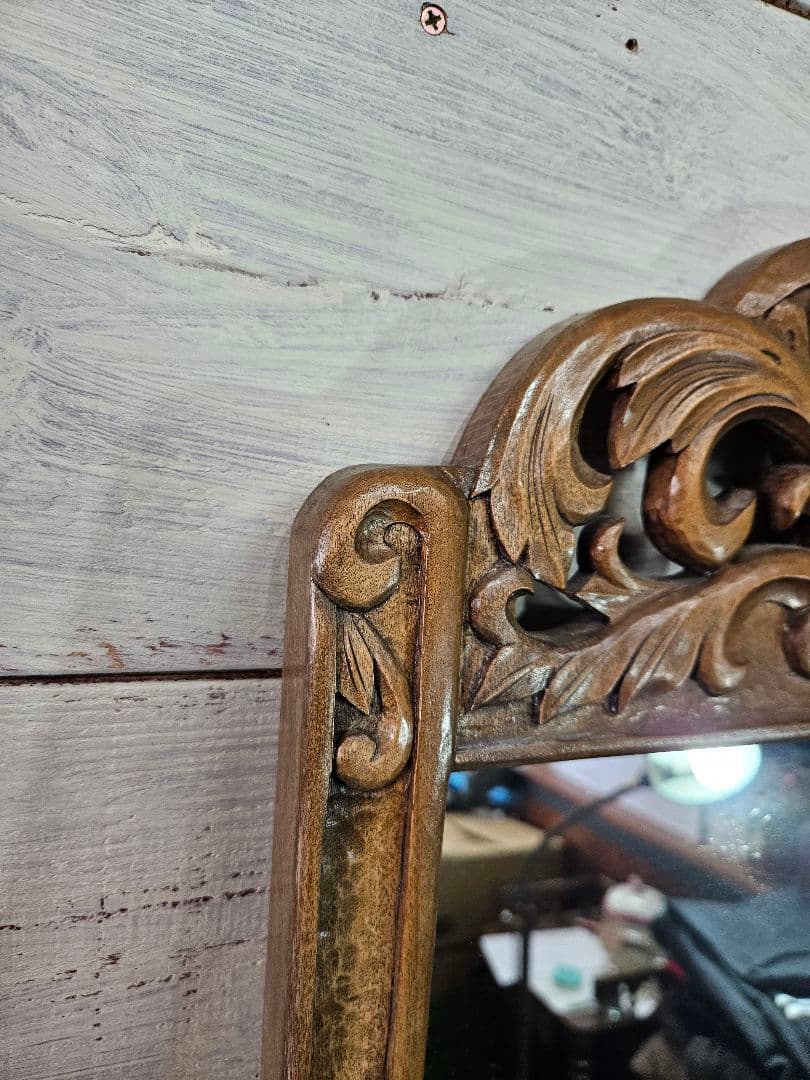 アンティーク 木彫りのウォールミラー 壁掛け 鏡 無垢材 木製 装飾 レトロ