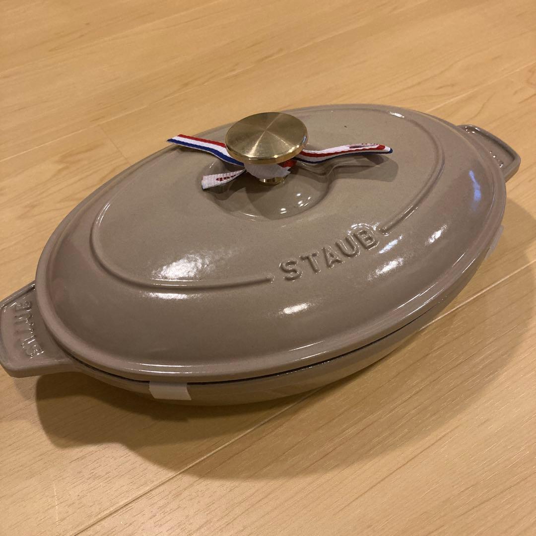【新品未使用】STAUB オーバル型 ベージュ　レシピ本付き