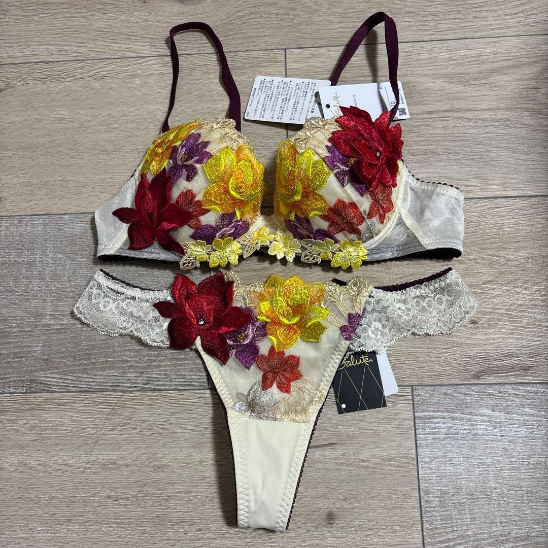 Salute. 花柄刺繍 ブラジャーショーツセット M/C70