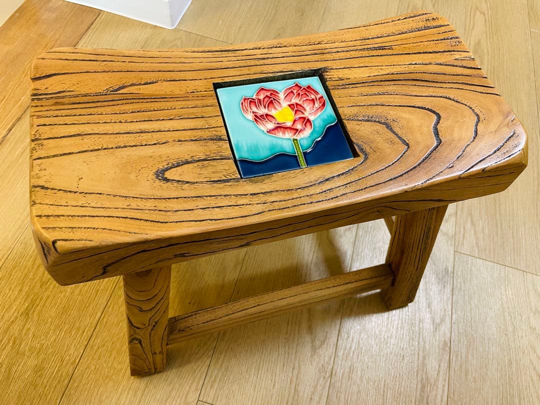 木製スツール 花のタイル装飾